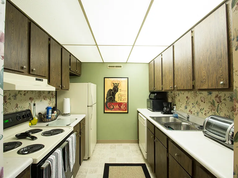 London Square Apartments — Photo 7
