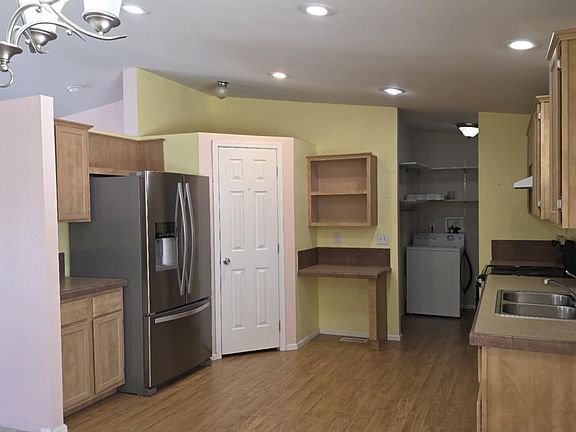 5th image of 927 Broadway Ave