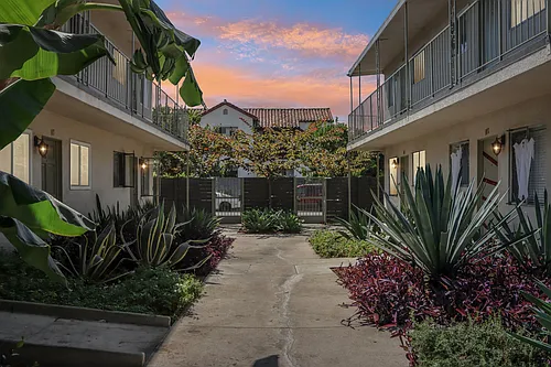 Charming Courtyard Apartments in West Adams Secure, Walkable & Centrally Located Photo 1
