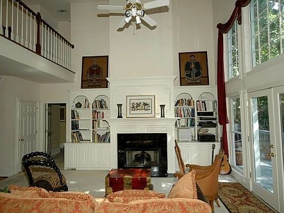 Living Room w Fireplace