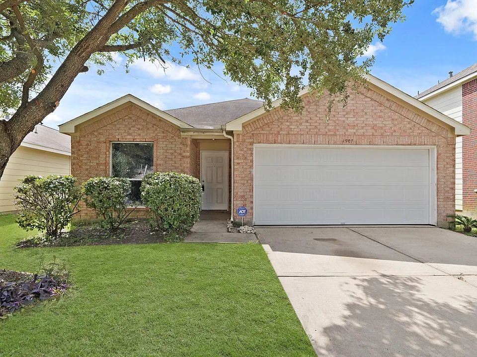 1907 Wooded Acres Dr