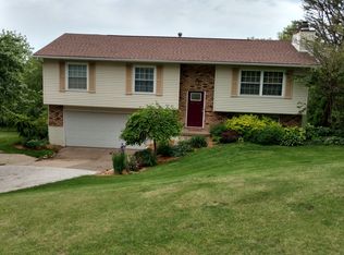 48 Rainbow Dr, Bettendorf, IA 52722