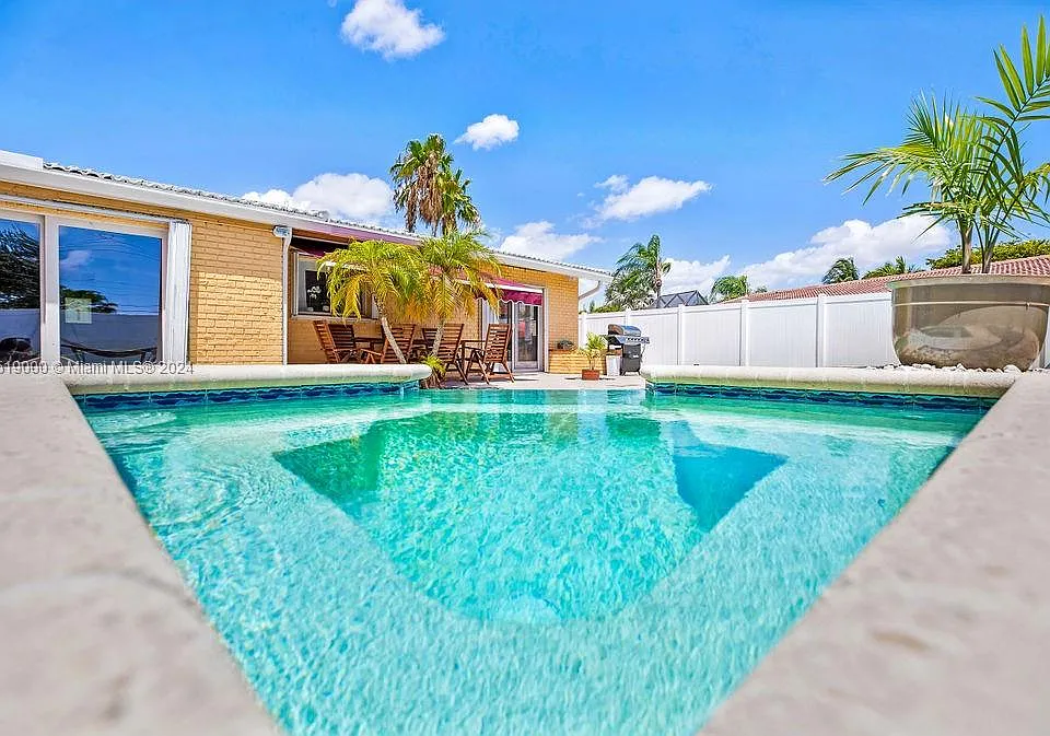 5320 NE 16th Ter