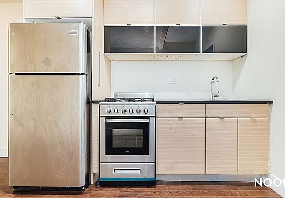 3rd image of 157 Jefferson Ave APT 1L