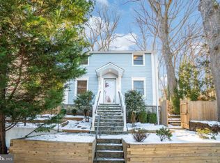 1004 S Dinwiddie St, Arlington, VA 22204