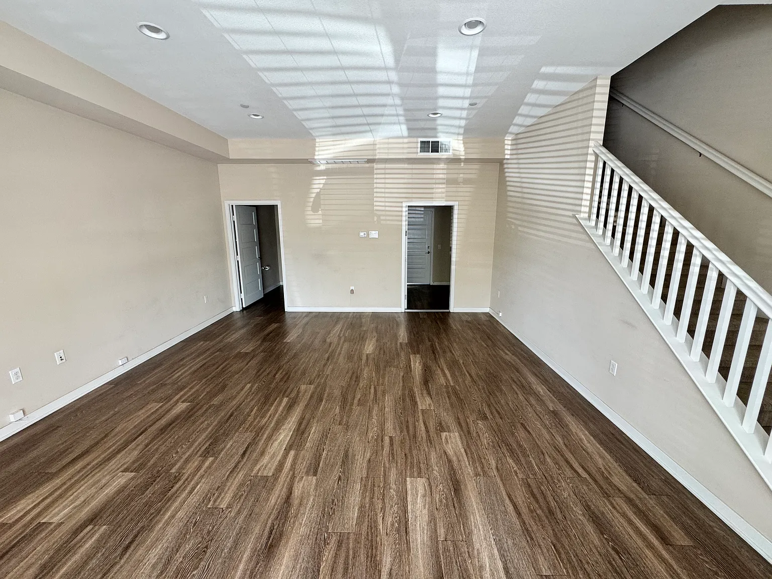3 bed, 2350 sqft, $4,300 — Photo 2