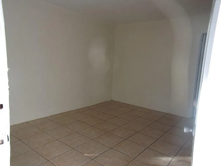 900 Granville Ct N — Photo 3