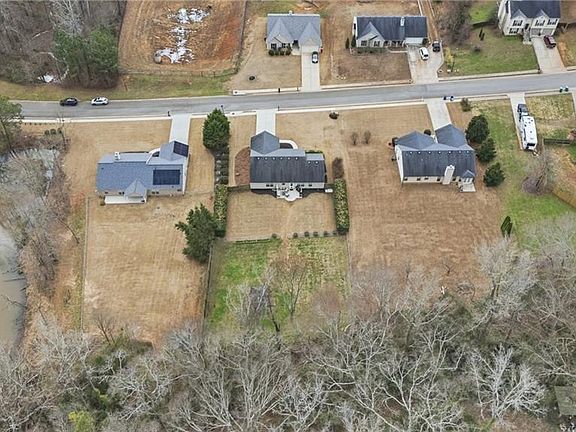 3rd image of 228 Falling Leaf Ln