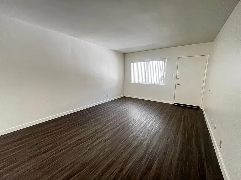 921 S Ventura Rd — Photo 5