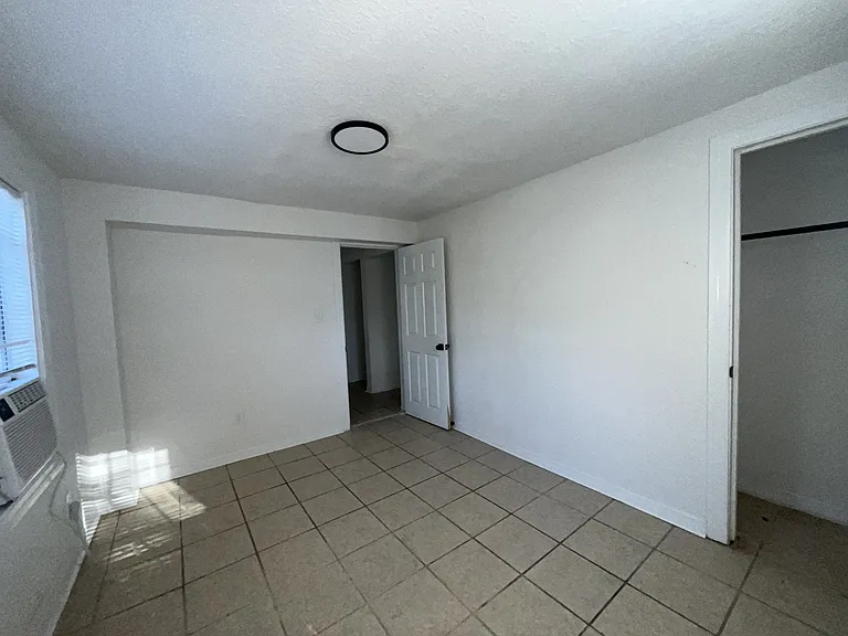 1426 W 22nd St — Photo 20