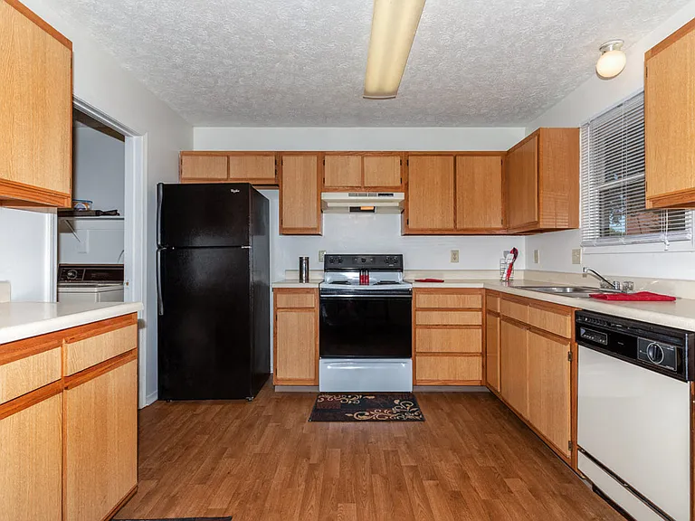 Hoosier Court Apartments — Photo 54