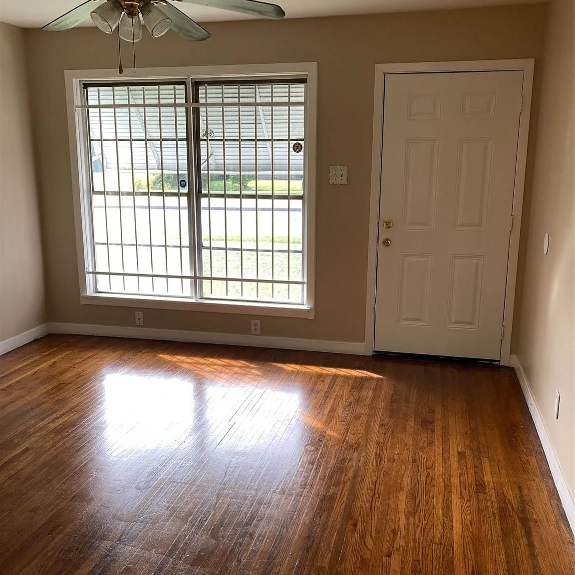 4 bed, 1.0 bath, 981 sqft, $1,450 — Photo 2