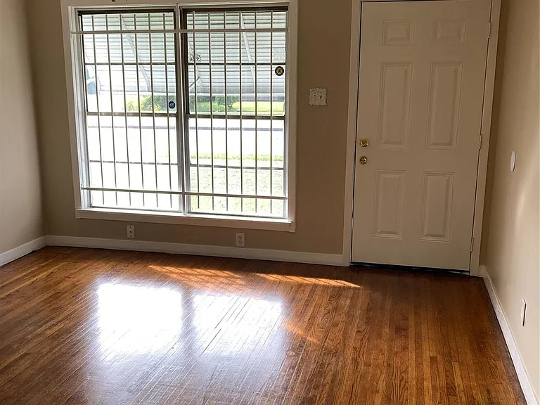 10112 Homestead Rd — Photo 2