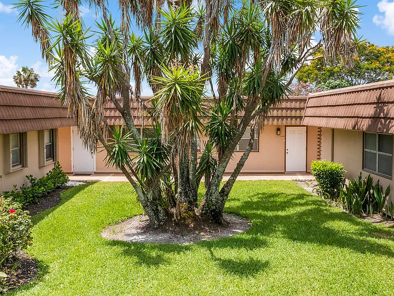 154 Seville Ln #G — Photo 6
