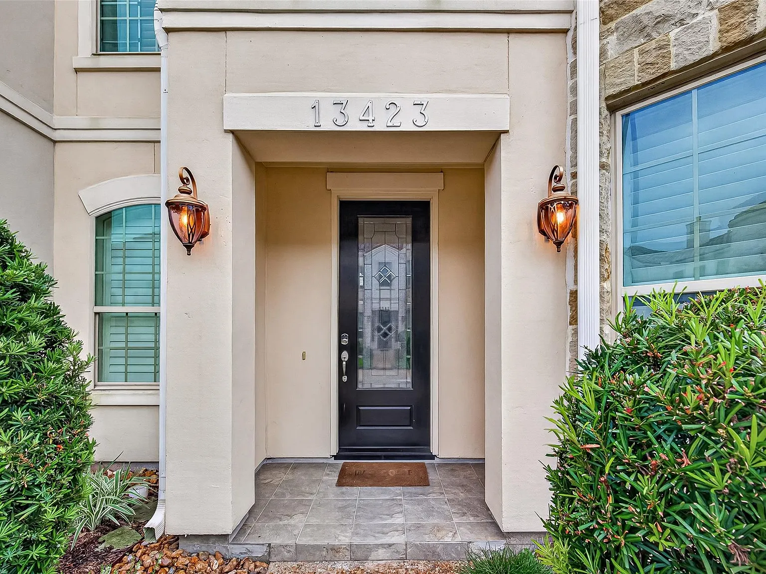 3 bed, 2.5 bath, 2823 sqft, $4,000 — Photo 2