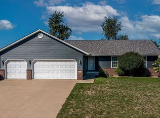 405 Prairie View Cir, Fairfax, IA 52228