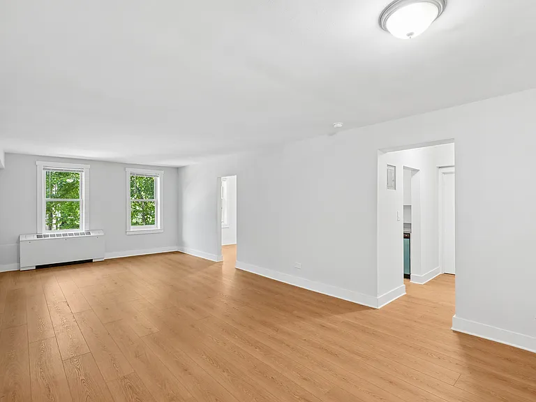 1540 Pelham Pkwy S #1G — Photo 1