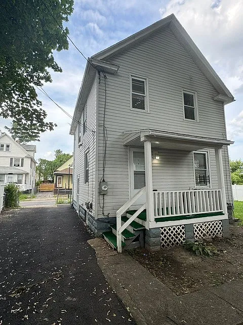 3 bed, 1.5 bath, 1092 sqft, $1,700 — Photo 4