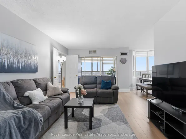 100 County Court Blvd #1808, Brampton, ON L6W 3X1