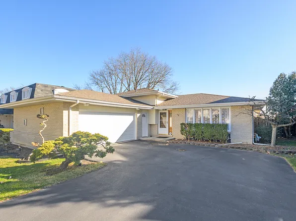 8543 W Zermatt Dr, Palos Hills, IL 60465