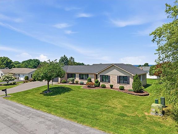 2nd image of 4652 Willow Ln