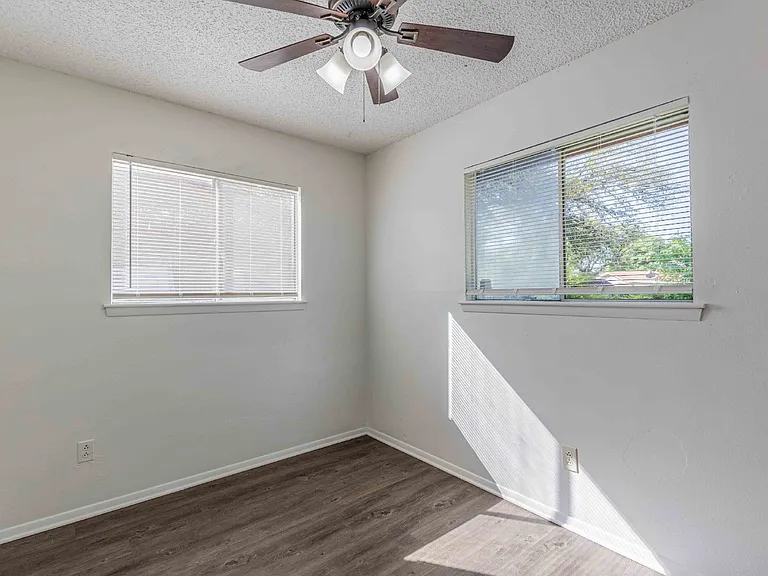 4910 Tennyson Dr — Photo 13