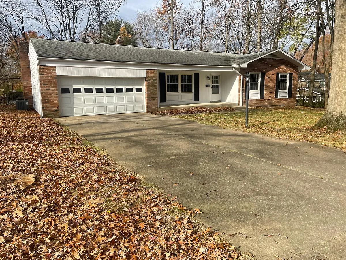 Building Photo - 3910 Silverwood Dr