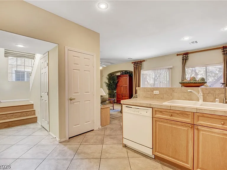 251 Queens Ct — Photo 15