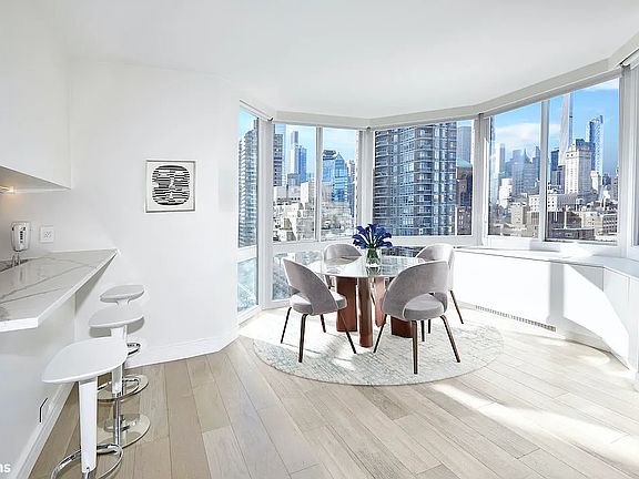 3rd image of 200 E 65th St APT 19A