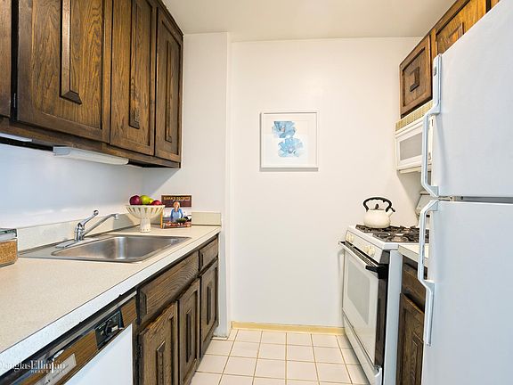 4th image of 2039 Broadway #2G