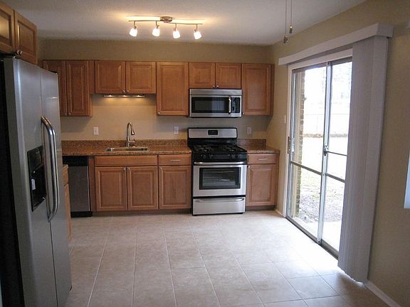 3rd image of 407 Birch St