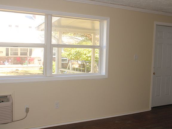 3rd image of 115 W Farragut Rd