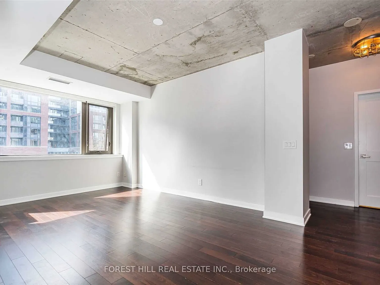 400 Wellington St W — Photo 3