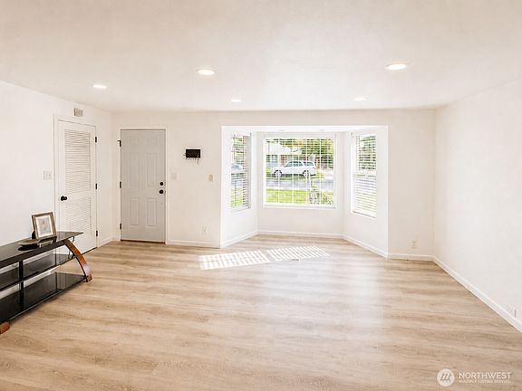 3rd image of 1331 E Larch Street