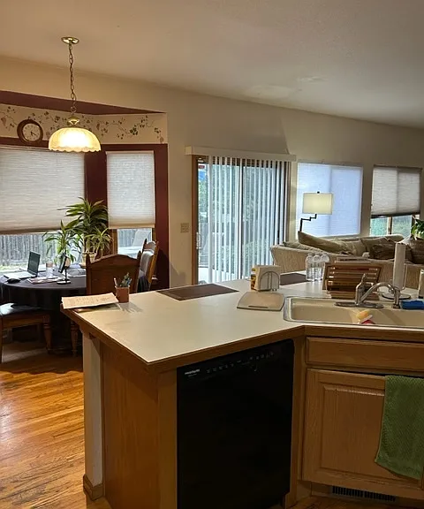 3902 Century Dr — Photo 2