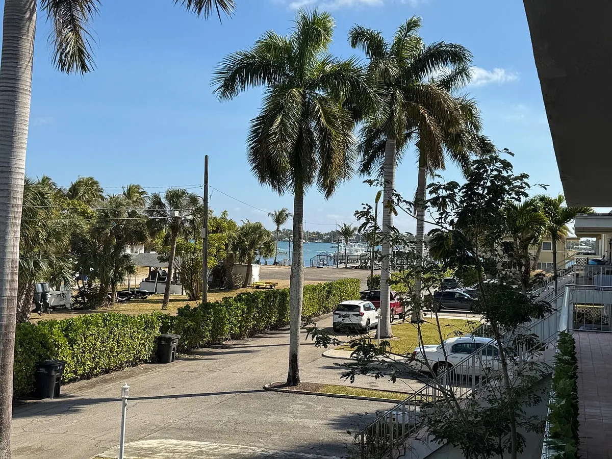 Building Photo - 4800 N Flagler Dr #3