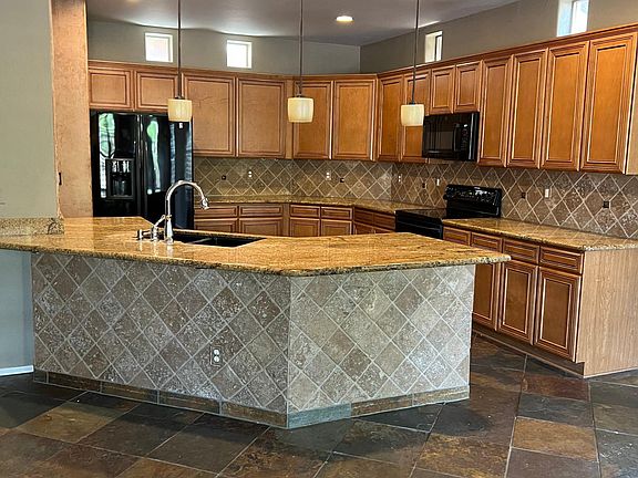 Kitchen with breakfast island