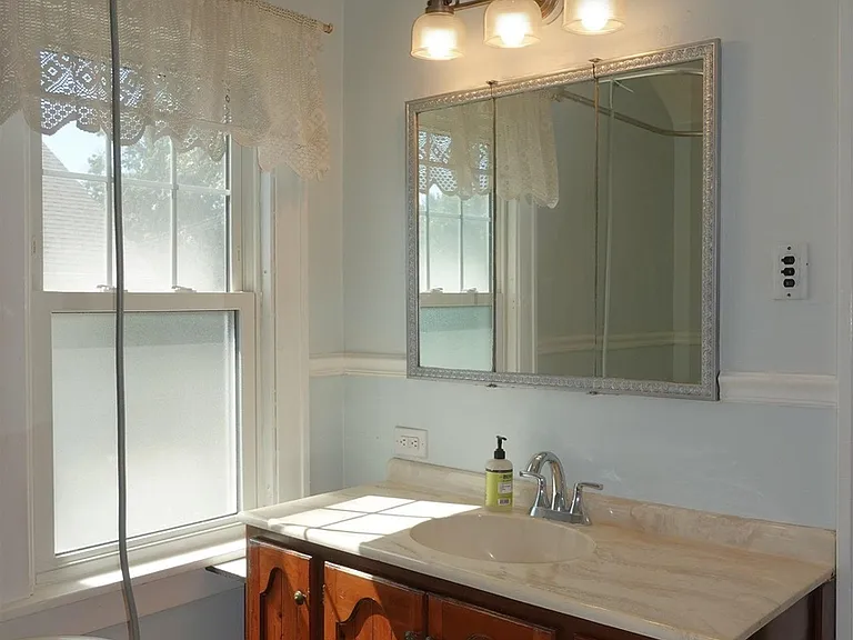 914 E Losey St — Photo 12
