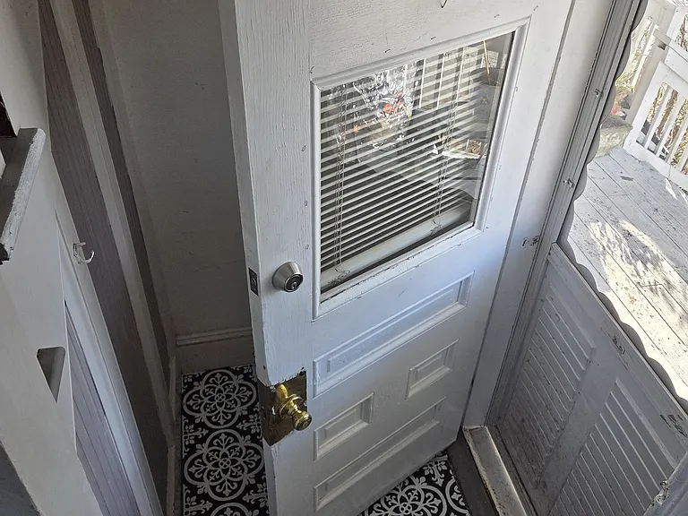 13 1/2 Middle St — Photo 17