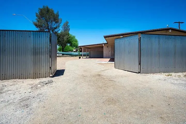 2401 N Jordan Dr — Photo 16