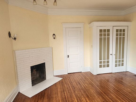3rd image of 631 Fulton St E APT 2