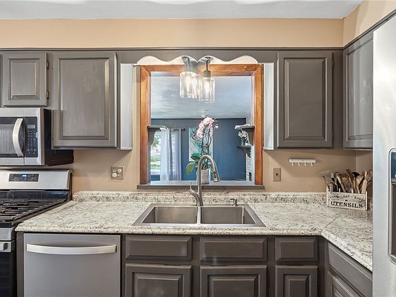 5th image of 152 Ardella St