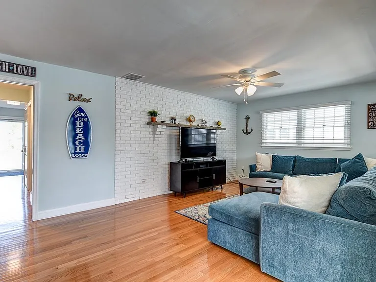 208 New York Ave — Photo 29