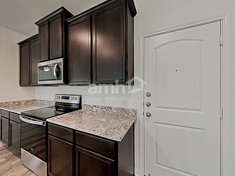1138 Treeta Trl — Photo 4