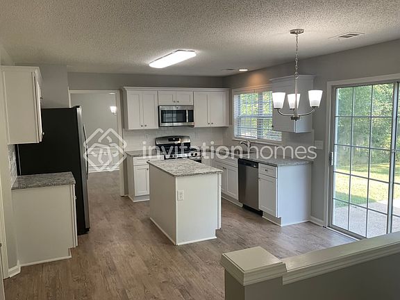 3rd image of 659 Glenbarrett Ct NE