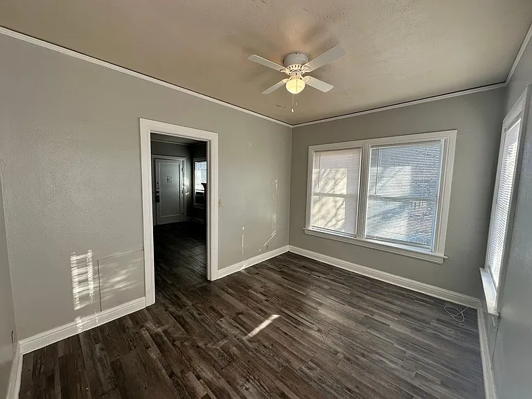 216 W Oak Ave — Photo 16