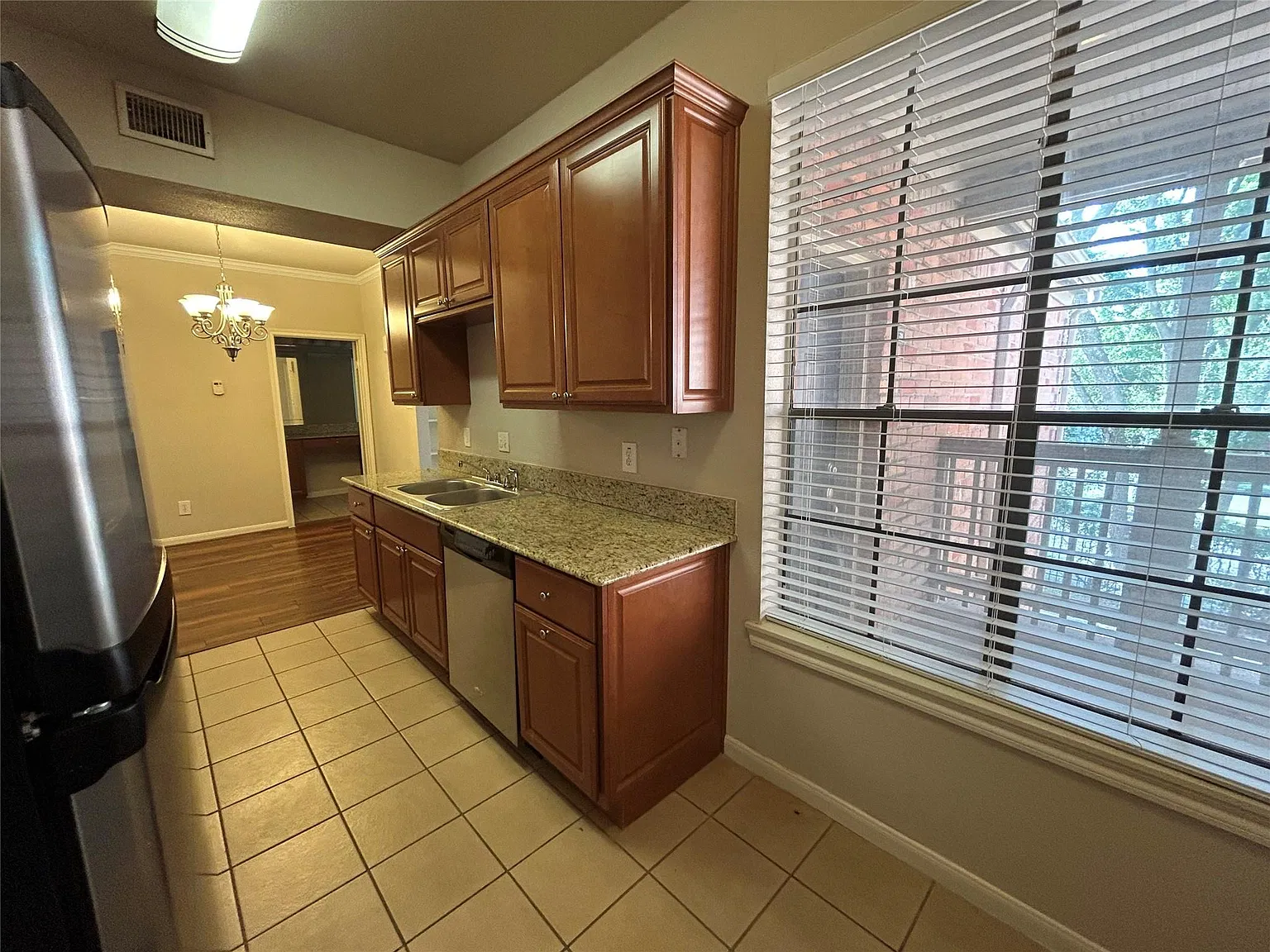 1 bed, 1.0 bath, 774 sqft, $1,150 — Photo 2