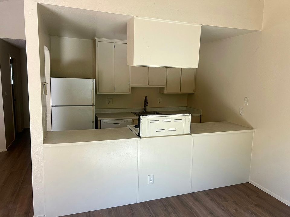 1st image of 2649 Woodridge Ct #4