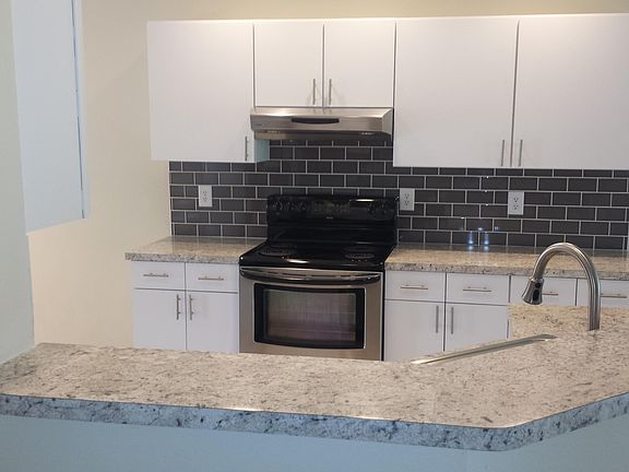 5th image of 8503 Ivanhoe Dr E