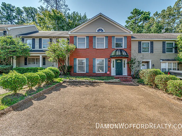 1435 Roxbury Ct — Photo 1